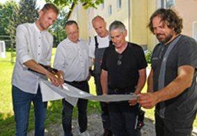 Helmut Abel mit Projektpartnern auf der Baustelle